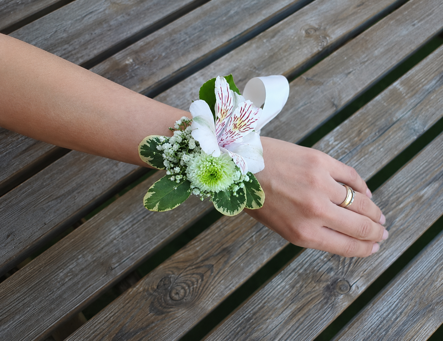 Pulseras y prendidos de flores